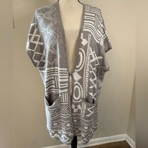 BCBGeneration Lagenlook neutral tan white cardigan pockets OS